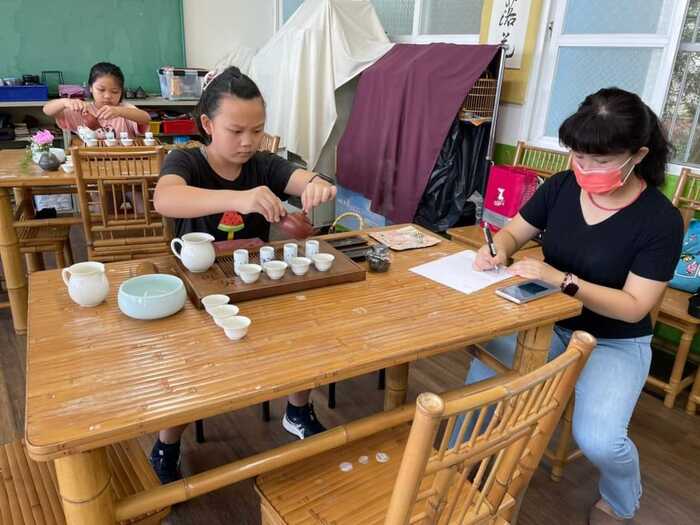 恭喜本校5名學生通過111年度鹿谷鄉小小泡茶師認證圖片