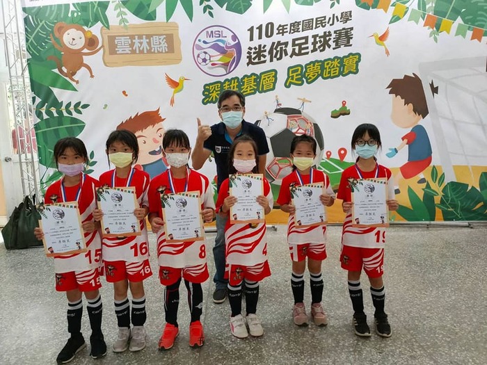 本校榮獲110年迷你世界盃足球賽雲林區U8組冠軍及第三名圖片