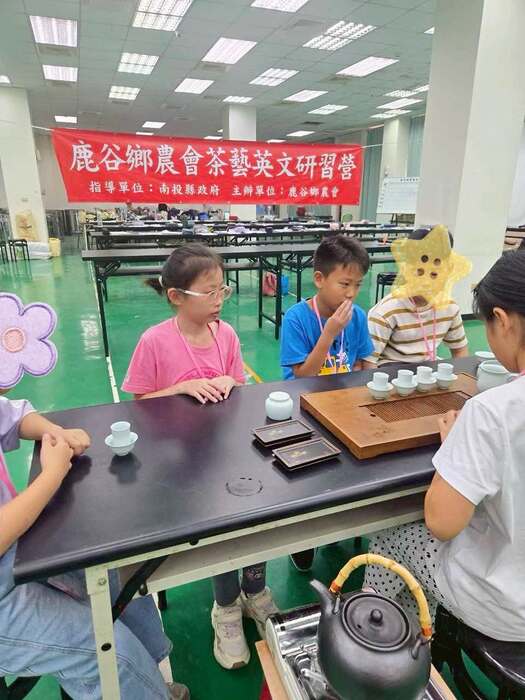 恭喜本校學生陳紅秀、林建霖、林雨樂，通過並獲得「茶藝獎」